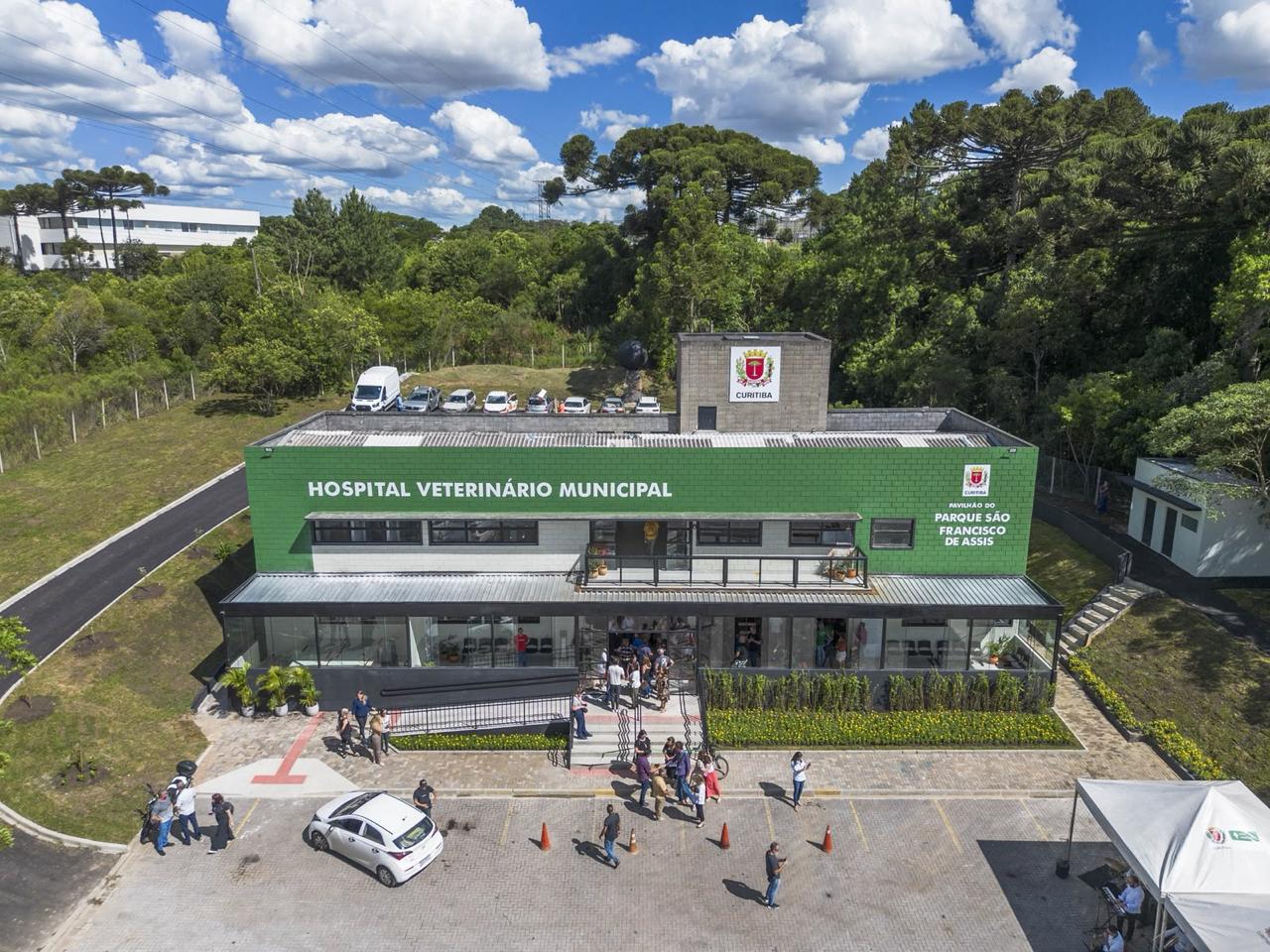 Vista aérea do Hospital Veterinário Municipal de Curitiba rodeado de árvores no Parque São Francisco de Assis